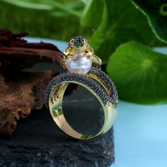 Elegant Frog Design Gold and Black Ring - Picture 4 of 4